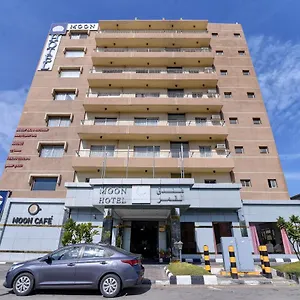 Oyo 411 Moon Hotel